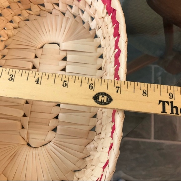 Natural woven basket - Picture 9 of 10